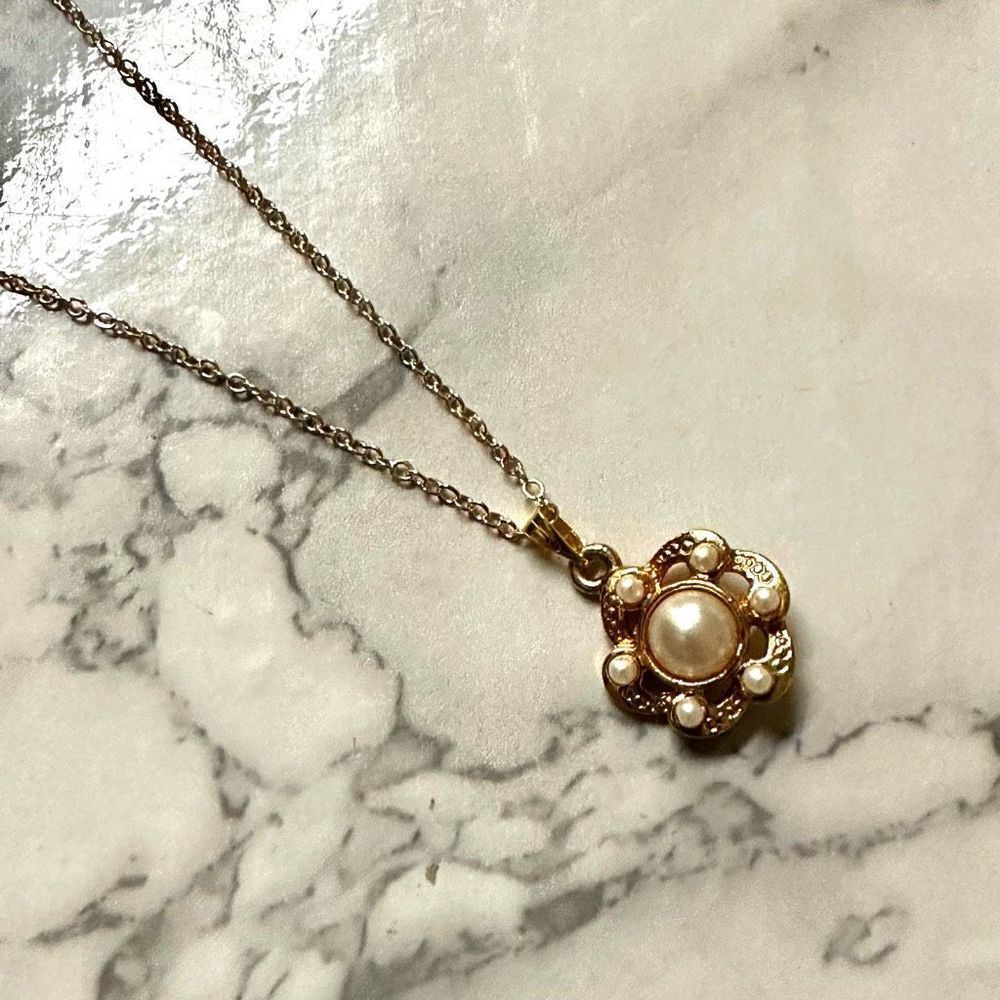 Gold tone faux pearl pendant necklace - Picture 4 of 8
